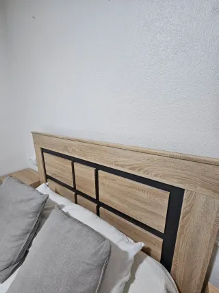Dormitorio madera y gris oscuro con colchon