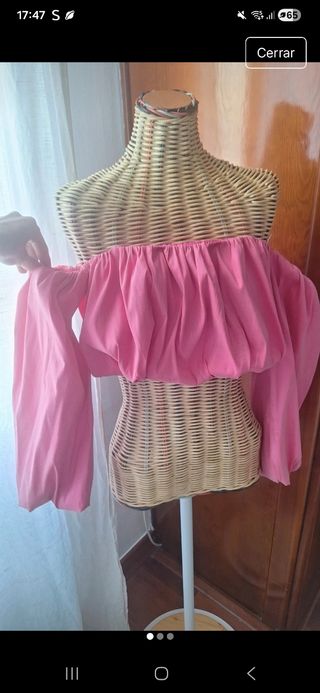 Top Bershka escote Bardot rosa talla S