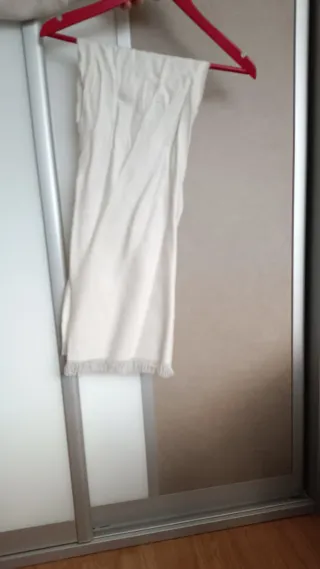 Bufanda corta blanca con flecos