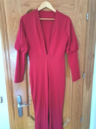 Mono rojo elegante perlas manga larga