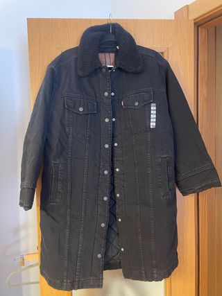 Chaqueta Levi's oversize negra con borreguito