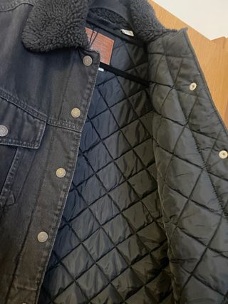 Chaqueta Levi's oversize negra con borreguito