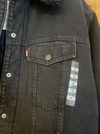 Chaqueta Levi's oversize negra con borreguito