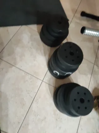 Panca con bilanciere e pesi