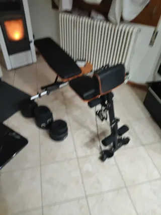 Panca con bilanciere e pesi