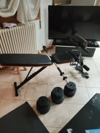 Panca con bilanciere e pesi
