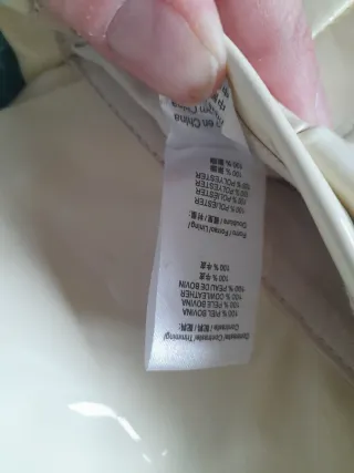 Bolso de mano beige con cadena plateada