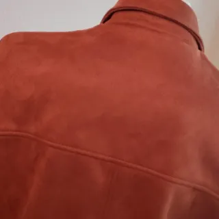 Cazadora Zara efecto ante color caldera