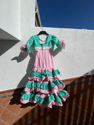 Traje de flamenca niña rosa y verde.