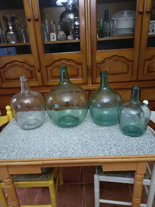 Conjunto de 4 botellas antiguas de vidrio