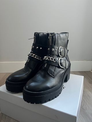 Botas negras con tachuelas Stradivarius