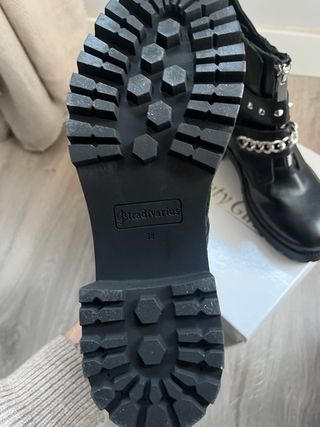 Botas negras con tachuelas Stradivarius