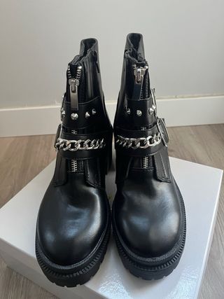 Botas negras con tachuelas Stradivarius