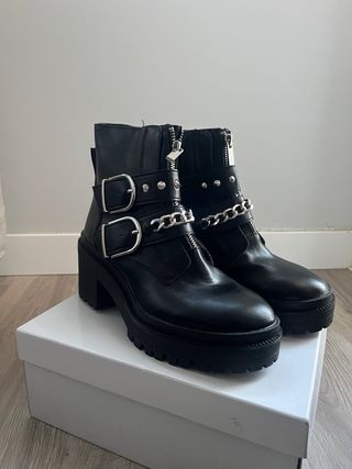 Botas negras con tachuelas Stradivarius