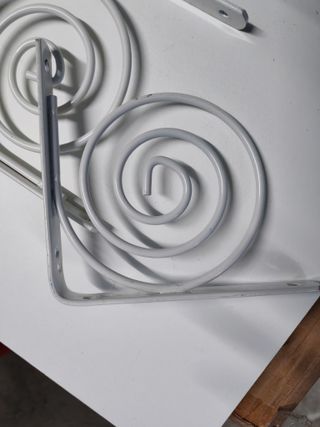 Soportes metálicos para baldas con diseño espiral