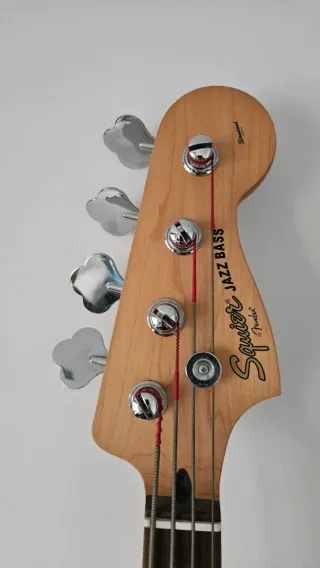 Bajo Fender Squier Jazz Bass Rojo