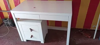 Escritorio blanco de madera con cajones