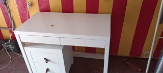 Escritorio blanco de madera con cajones