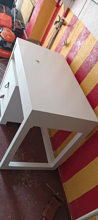 Escritorio blanco de madera con cajones