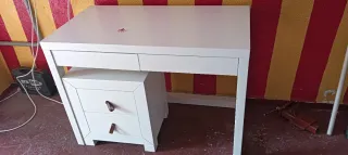 Escritorio blanco de madera con cajones