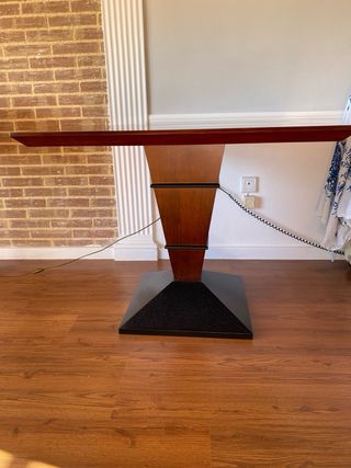 Mesa de salón de madera oscura