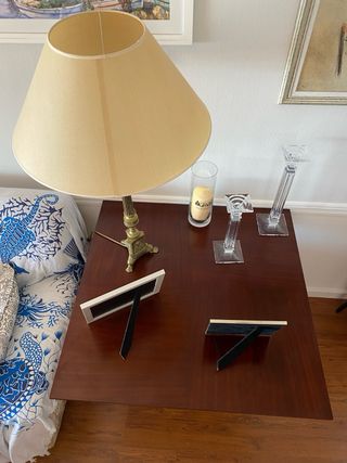 Mesa de salón de madera oscura