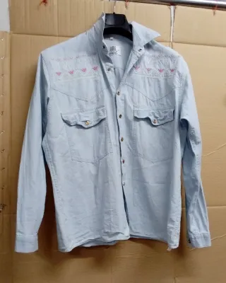 Camisa vaquera desgastada bordada mujer