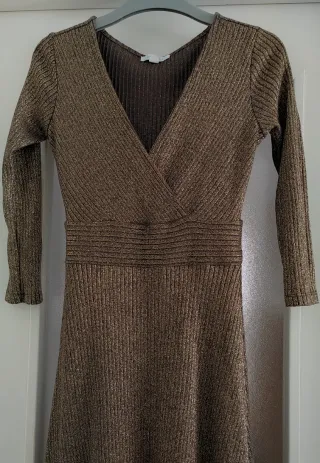 Vestido dorado Springfield manga larga.