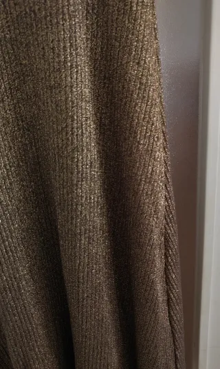 Vestido dorado Springfield manga larga.