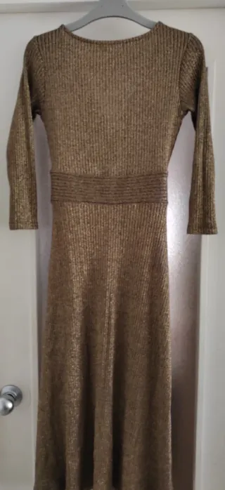 Vestido dorado Springfield manga larga.