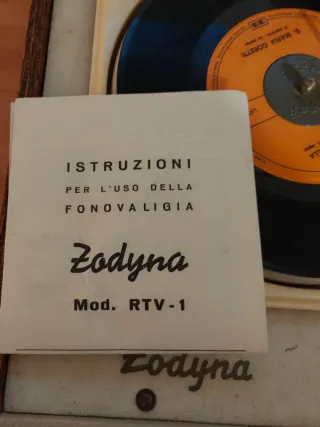 Giradischi Zodyna RTV-1 con disco Maria Goretti