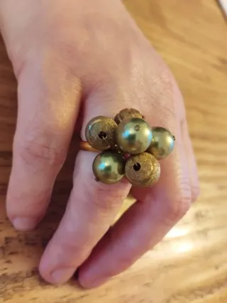 Anello con perle dorate e verdi