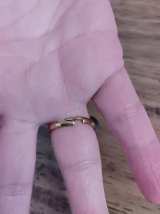 Anello con perle dorate e verdi