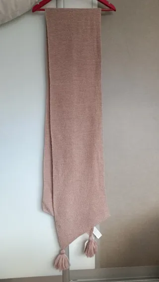 Bufanda marrón con brillos y pompones