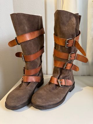 Botas altas Hakei marrones con hebillas