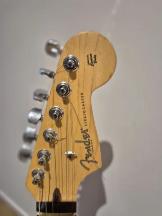 Guitarra eléctrica FENDER