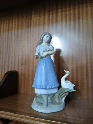 Figura Nadal Niña con Cisne Porcelana