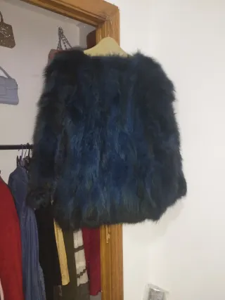 Abrigo peludito azul y negro