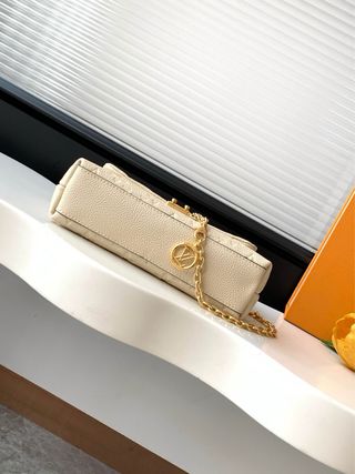 Bolsa Louis Vuitton Nano Madeleine Nova