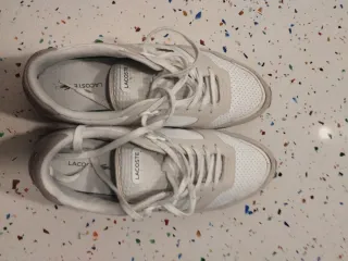 Zapatillas Lacoste Beige y Blancas