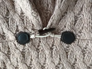 Abrigo de punto camel con capucha