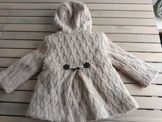 Abrigo de punto camel con capucha