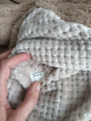 Abrigo de punto camel con capucha