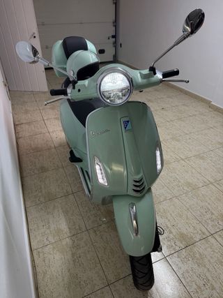 Vespa Primavera 125 Scooter