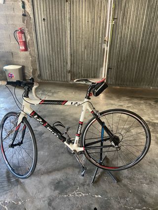 Bicicleta de carretera blanca y negra