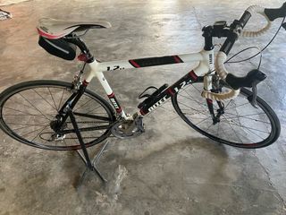 Bicicleta de carretera blanca y negra