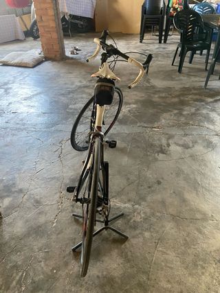 Bicicleta de carretera blanca y negra