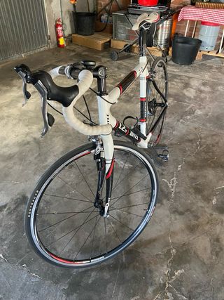 Bicicleta de carretera blanca y negra