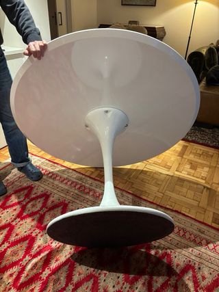 Mesa redonda blanca con 4 sillas blancas y rojas