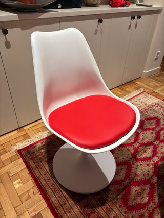 Mesa redonda blanca con 4 sillas blancas y rojas